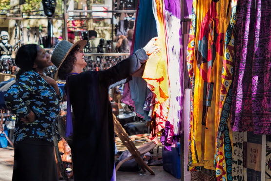 Two women shopping in Kapstadt, South Africa